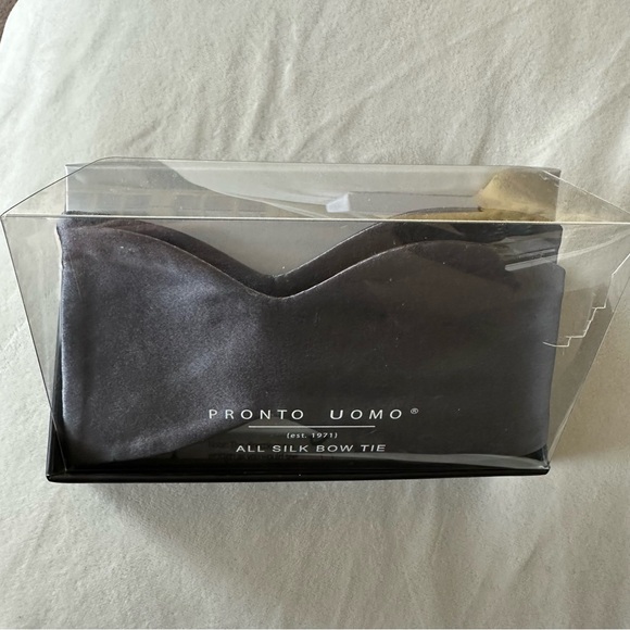 NWOT Pronto Uomo Dark Gray All Silk Bow Tie - Picture 3 of 3
